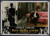 7a294 CITY LIGHTS linen Italian photobusta R70s Charlie Chaplin stops his rich friend from suicide!