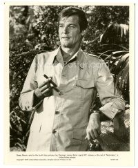 7d287 MOONRAKER candid 8x10.25 still '79 Roger Moore as James Bond with cigar on the set!