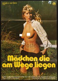 7e609 MADCHEN DIE AM WEGE LIEGEN German '76 image of sexy topless woman outside in the wind!