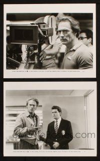 7h969 ROOKIE 2 8x10 stills '90 candid of Clint Eastwood by camera & with Charlie Sheen!