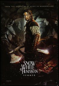 7k722 SNOW WHITE & THE HUNTSMAN teaser DS 1sh '12 cool image of Chris Hemsworth in title role!