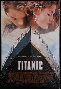 7k784 TITANIC DS 1sh '97 great romantic image of Leonardo DiCaprio & Kate Winslet, James Cameron