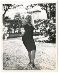 7s111 BRIGITTE BARDOT 7.25x9 news photo '59 the sexy star barefoot practicing her dance moves!