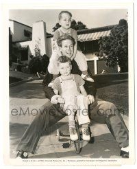 7s179 DAN DURYEA 8.25x10 still '46 screen villain at home on tricycle with his two young boys!