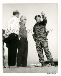7s336 GREEN BERETS candid 8.25x10 still '68 John Wayne in costume gives instructions on the set!