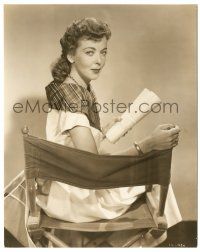 7s392 IDA LUPINO 7.5x9.5 still '51 candid c/u seated with her script from On Dangerous Ground!