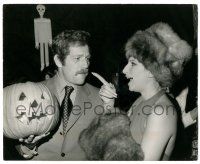 7s642 OWL & THE PUSSYCAT candid 8.25x10 still '69 Segal & Barbra Streisand at Halloween party!
