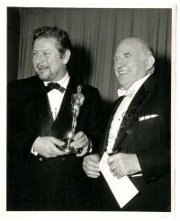 7s656 PETER USTINOV 8.25x10 still '64 accepting Oscar from Ed Begley for Margaret Rutherford!