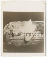 7s666 PRINCE & THE SHOWGIRL 8x10.25 still '57 sexy Marilyn Monroe smiling on couch in feathers!