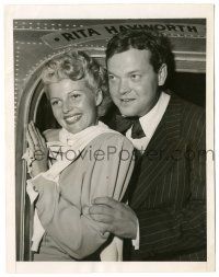 7s703 RITA HAYWORTH/ORSON WELLES 6.75x8.5 news photo '46 flying to Mexico for Lady from Shanghai!
