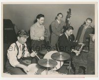 7s828 STRIKE UP THE BAND 8x10.25 candid still '40 Mickey Rooney playing drums with bandmate pals!