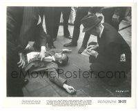 7s836 SUNSET BOULEVARD 8x10.25 still '50 police crowded around William Holden's dead body!