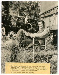 7s893 TIN STAR candid 7.25x9.25 still '57 Anthony Perkins relaxing on set, directed by Anthony Mann