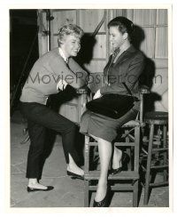 7s913 TUNNEL OF LOVE candid 8x10 still '58 Doris Day & Gia Scala enjoying a break on the set!