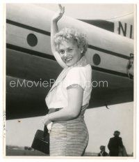 7s458 JUDY HOLLIDAY 8.25x9.5 still '56 arriving in New York after spending two months in Europe!
