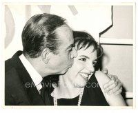 7s510 LIZA MINNELLI/VINCENTE MINNELLI 8x10 news photo '63 father kissing daughter in New York!