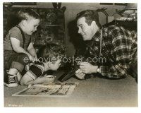 7s707 ROBERT RYAN 7.25x9.25 still '51 at home taking photos of his two young sons, The Racket!