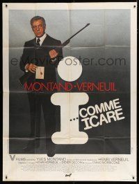 7t637 I AS IN ICARUS French 1p '79 great full-length image of Yves Montand w/rifle, Henri Verneuil