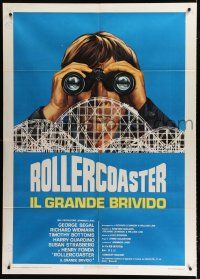 7t390 ROLLERCOASTER Italian 1p '77 artwork of creepy stalker w/binoculars over amusement park!