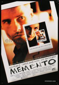 7w451 MEMENTO 1sh '00 Christopher Nolan, great Polaroid images of Guy Pearce & Carrie-Anne Moss!