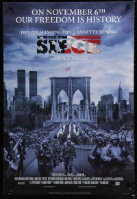7w673 SIEGE style A DS 1sh '98 Denzel Washington, Bruce Willis, troops on Brooklyn Bridge!
