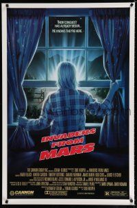 8c387 INVADERS FROM MARS R version 1sh '86 Tobe Hooper, art by Mahon, he knows they're here!