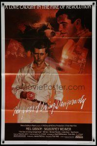 8e991 YEAR OF LIVING DANGEROUSLY 1sh '83 Peter Weir, great art of Mel Gibson by Peak & Stapleton!