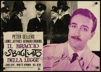 8g091 WRONG ARM OF THE LAW Italian photobusta '64 Peter Sellers pulls strings of the underworld!