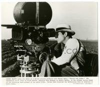8h160 BONNIE & CLYDE candid 8.25x9.5 still '67 star/producer Warren Beatty looking through camera!