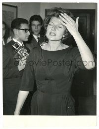 8h738 RITA HAYWORTH 7.75x10.25 news still '60 c/u during a press conference in her hotel in Rome!