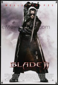 8j102 BLADE II DS 1sh '02 great image of Wesley Snipes in leather coat w/sword!