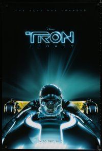 8j778 TRON LEGACY teaser DS 1sh '10 great different close up image of light cycle!