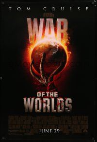 8j819 WAR OF THE WORLDS advance DS 1sh '05 Spielberg, cool alien hand holding Earth artwork!