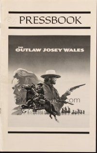 8k661 OUTLAW JOSEY WALES pressbook '76 Clint Eastwood is an army of one, cool double-fisted artwork!