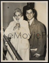 8r977 TONY CURTIS/JANET LEIGH 2 7x9 stills '56 returning to the U.S. after filming Trapeze!