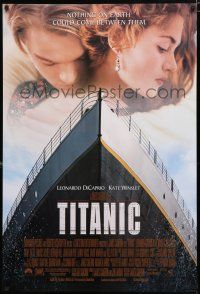 8t776 TITANIC DS 1sh '97 great romantic image of Leonardo DiCaprio & Kate Winslet, James Cameron
