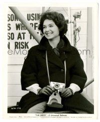 9a126 BIRDS candid 8.25x10 still '63 Suzane Pleshette smiling on the set with her own camera!