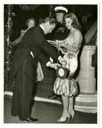 9a392 HORSE'S MOUTH candid 8x10 still '59 Richard Todd & Clare Gordon at premiere in London!