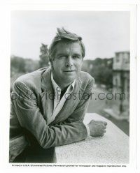 9a395 HOUSE OF CARDS candid 8x10 still '69 George Peppard between scenes on location in Rome!