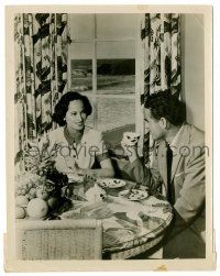 9a618 MERLE OBERON 8x10.25 still '48 at home with husband Lucien Ballard discussing vacation!