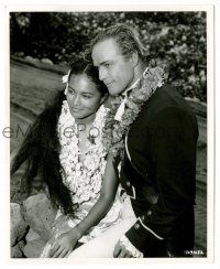 9a647 MUTINY ON THE BOUNTY 8.25x10 still '62 c/u of Marlon Brando & beautiful Tarita wearing leis!
