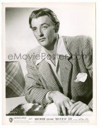 9a749 ROBERT MITCHUM 8x10.5 still '54 close portrait in great suit jacket from Track of the Cat!