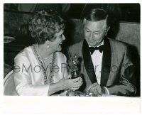 9a751 ROBERT YOUNG 8x10 publicity still '72 with his wife & Golden Globe Award for Marcus Welby!