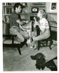 9a916 TONY CURTIS/JANET LEIGH 7.5x9.5 still '50s casually at home recording with their pooch!