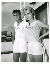 9a915 TONY CURTIS/JANET LEIGH 7.5x9.5 still '50s c/u on a boat, she's smiling, he's quizzical!