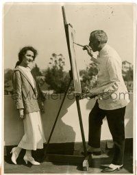 9a608 MARY PHILBIN 6.5x8.5 news photo '24 having her portrait painted by artist Ernest Linnekamp!