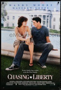 9b156 CHASING LIBERTY 1sh '04 Mandy Moore, Matthew Goode, every family has a rebel!