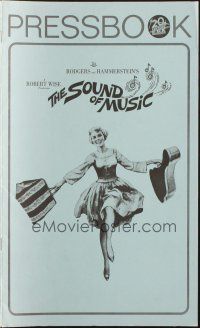 9c432 SOUND OF MUSIC pressbook R67 classic art of Julie Andrews by Terpning, Rodgers & Hammerstein!