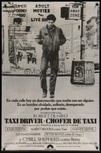 9d155 TAXI DRIVER Argentinean '76 Robert De Niro walking on street, directed by Martin Scorsese!