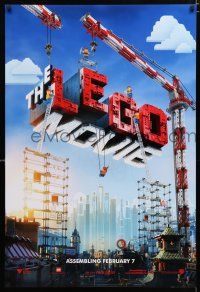 9m458 LEGO MOVIE teaser DS 1sh '14 cool image of title assembled w/cranes & plastic blocks!